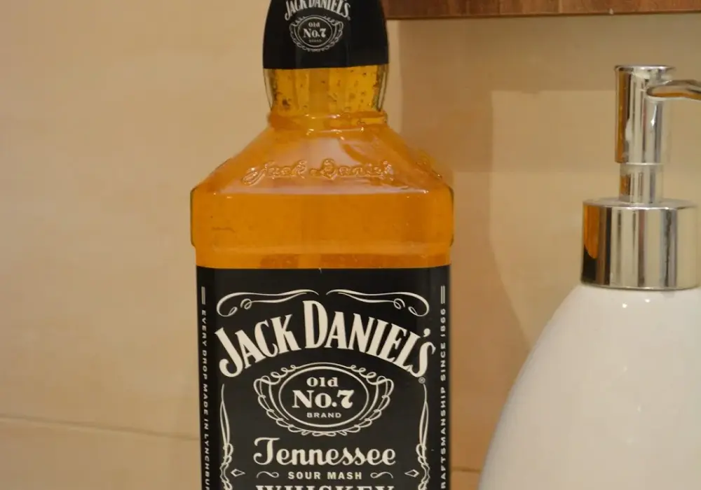 Jak bez wysiłku wyjąć dozownik z butelki Jack Daniels? Sprytny trik