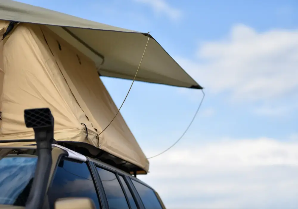 Tani namiot dachowy DIY: Zaskakująco łatwy sposób na własny camping