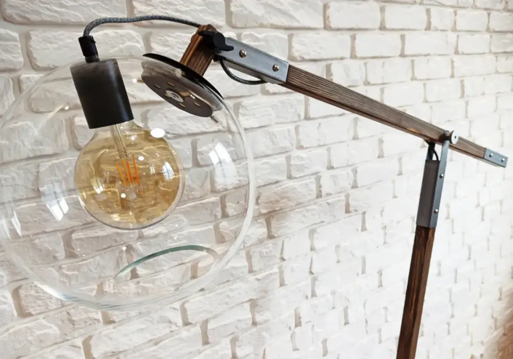 Jak tanio zrobić designerską lampę stojącą w domu bez wydawania fortuny