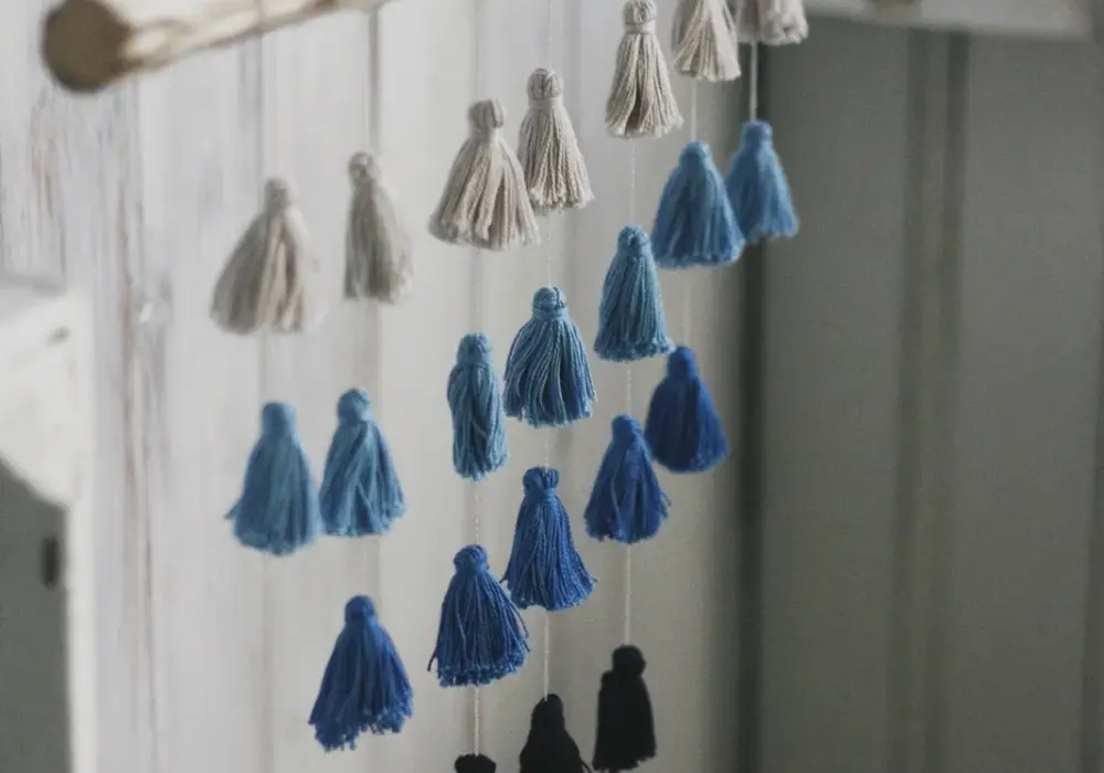 Tanie i kreatywne ozdoby na ścianę DIY. Zaskakujące pomysły dla każdego