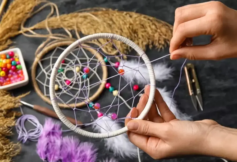 Łapacz słońca DIY krok po kroku: Magiczny dodatek do twojej sypialni bez wydawania fortuny