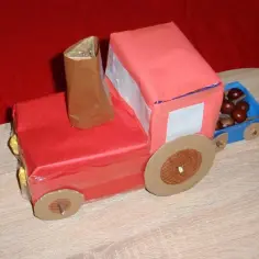 Prosty traktor z kartonu krok po kroku. Kreatywna zabawa dla dzieci