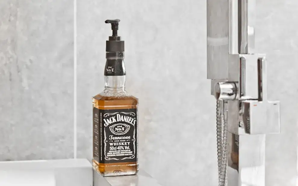 Zdjęcie Jak bez wysiłku wyjąć dozownik z butelki Jack Daniels? Sprytny trik